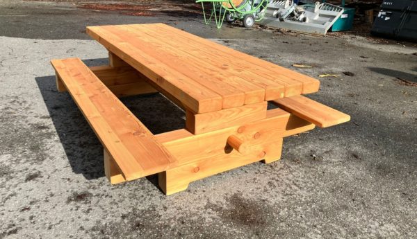 Table en mélèze / avec ou sans bancs intégrés